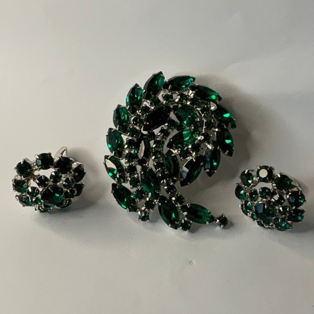 Kramer Brooch and Clip On Earrings Set Emerald Green Rhinestone Vintage - Picture 3 of 7